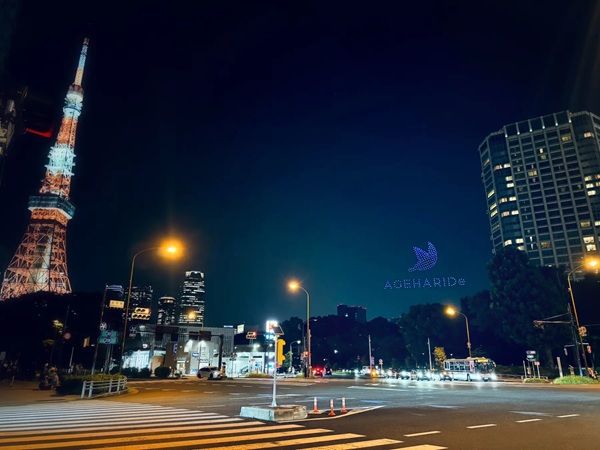 300のドローンとHappy Birthdayの文字が夜宙へ！アゲハライドがドローンショーを実施