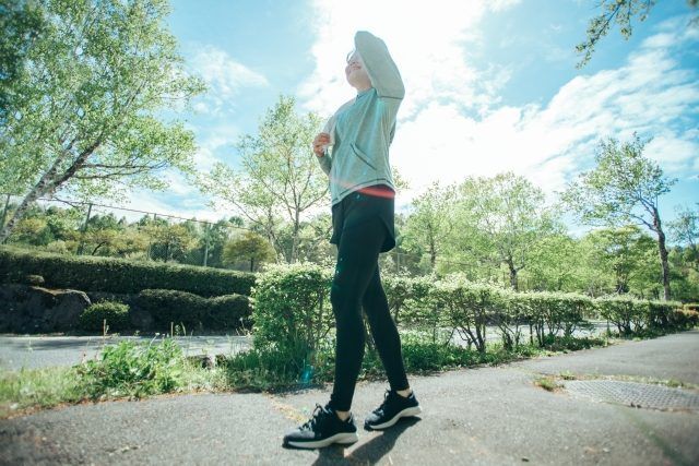 ウォーキングする女性