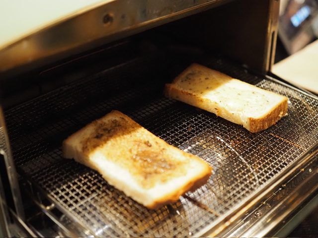 トースターで焼くところ