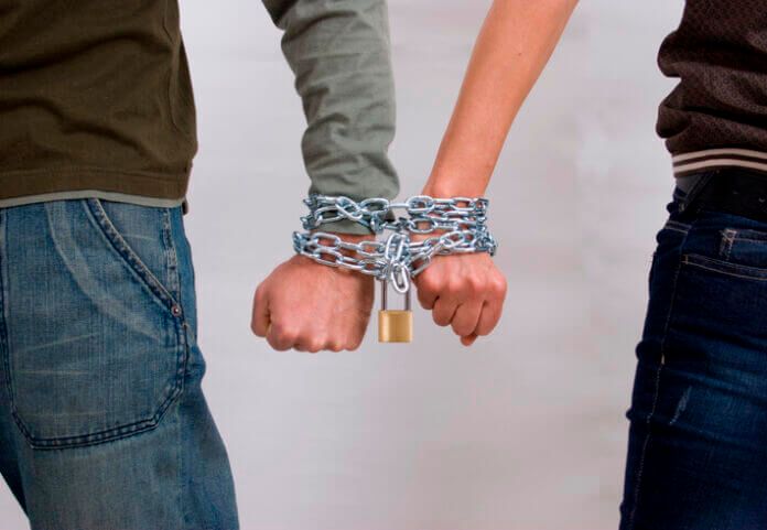 一瞬でドン引き…恋愛で幻滅される男性の行動6選