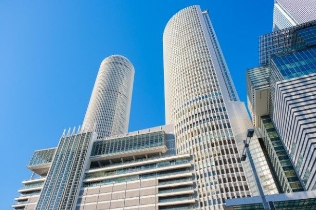 名古屋駅の上にそびえる2つのタワーズ。それらをつないでいるガラス張りの層がスカイストリートである