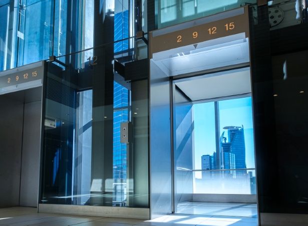 シャトルエレベーターは展望型のエレベーターである 画像提供：ジェイアールセントラルビル