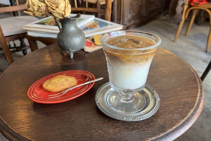 「アイスカフェラテ」600円、「ミニ マドレーヌ クリームブリュレ」300円