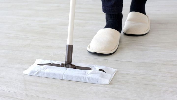 ドライシートでフロアを掃除している女性の足元