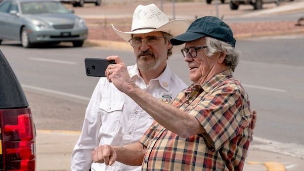 自分と同様にマスクをしない老人とセルフィーを撮るジョー(ホアキン・フェニックス) (C) 2025 Joe Cross For Mayor Rights LLC. All Rights Reserved.