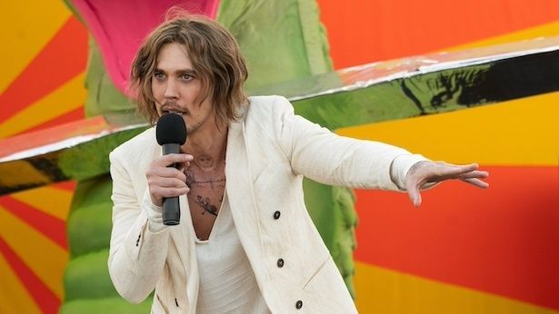 カルト集団の教祖ヴァーノン(オースティン・バトラー) (C) 2025 Joe Cross For Mayor Rights LLC. All Rights Reserved.