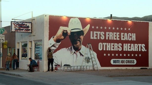 【写真】保安官ジョー(ホアキン・フェニックス)は市長選に立候補し、現市長テッド(ペドロ・パスカル)と対立する (C) 2025 Joe Cross For Mayor Rights LLC. All Rights Reserved.