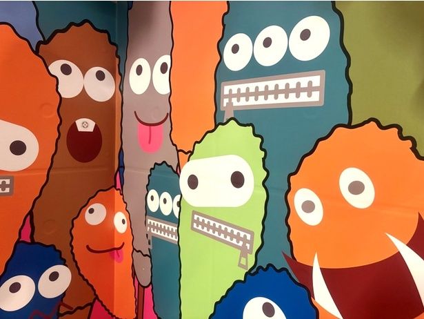 オリジナルキャラクターの「クシニョロ」。串カツの妖精で、それぞれに名前も付けられている