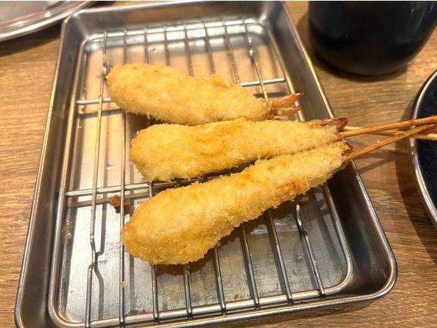 【写真】筆者が過去に食べた串カツ。ソースがボトルに入っており「二度漬け」可能に