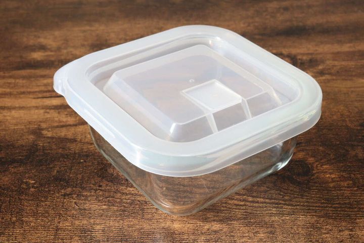 ダイソーの正方形保存容器（エア弁付、240mL）のビジュアル