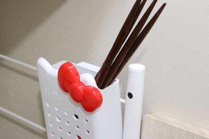 ダイソーの吸盤キッチンポケットK／Tリボンを引っ掛ける