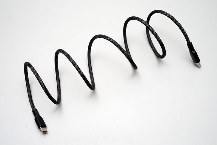 ガジェット好きの間でも話題のアイテム「くるくる収納 マグネットケーブル」／￥550（税込み）