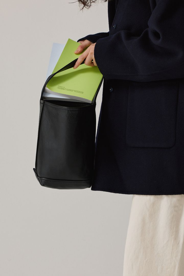 まあるい黒コートは、白のクロップドパンツですっきり着る！冬のモノトーンコーデ【FUDGE FRIEND おしゃれさんの毎日コーディネート vol.632｜田中真里奈】