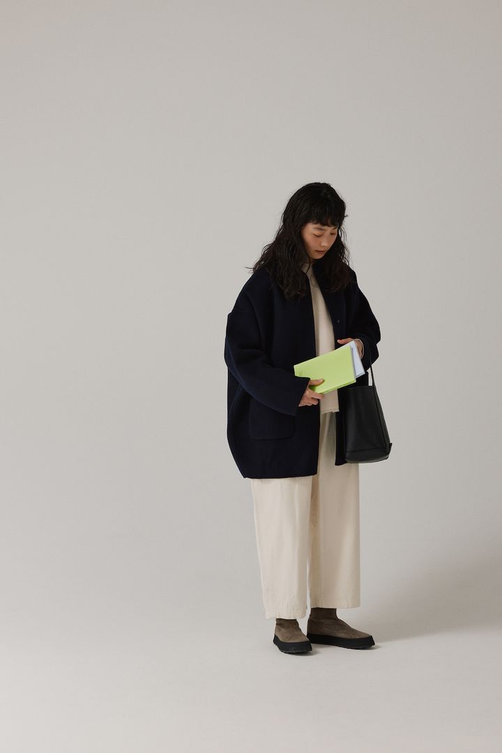 まあるい黒コートは、白のクロップドパンツですっきり着る！冬のモノトーンコーデ【FUDGE FRIEND おしゃれさんの毎日コーディネート vol.632｜田中真里奈】