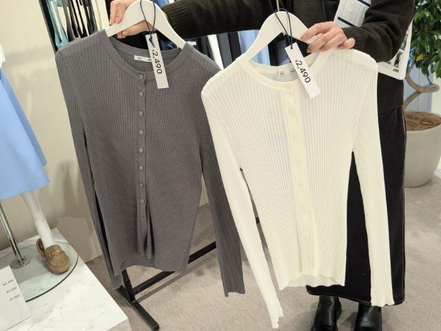 グレーとホワイトのシアーリブカーディガン