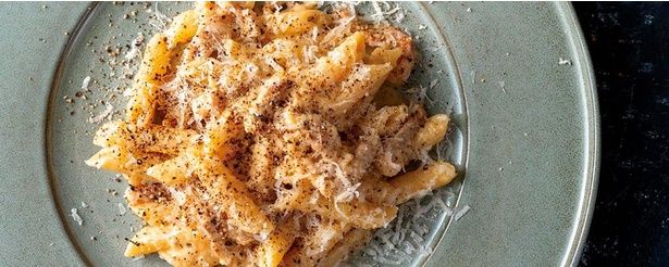 塩の効いた即席パンチェッタの旨みをパスタに吸わせます （C）KEITA／KADOKAWA