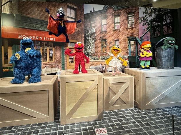 セサミストリートに住む多様な住民たちを映像とともに紹介。実物のパペットも登場！