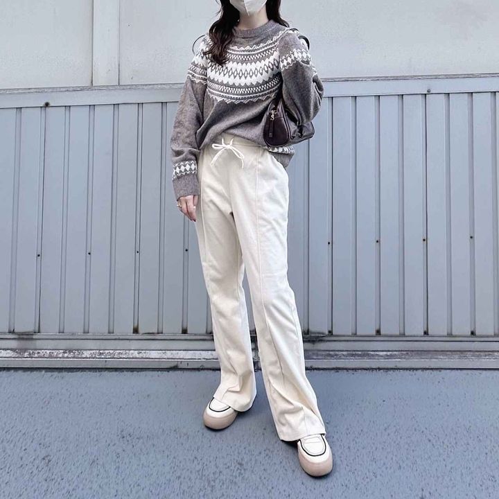 画像: フレアホワイトパンツでつくるカジュアルスタイル