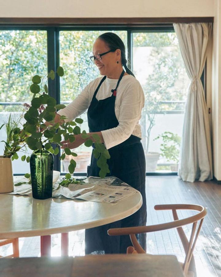 古道具店で買った古い瓶を花器として。「輸出用に使われていたもののようです。ガラスは枝ものを飾ると絵になるので気に入っています」