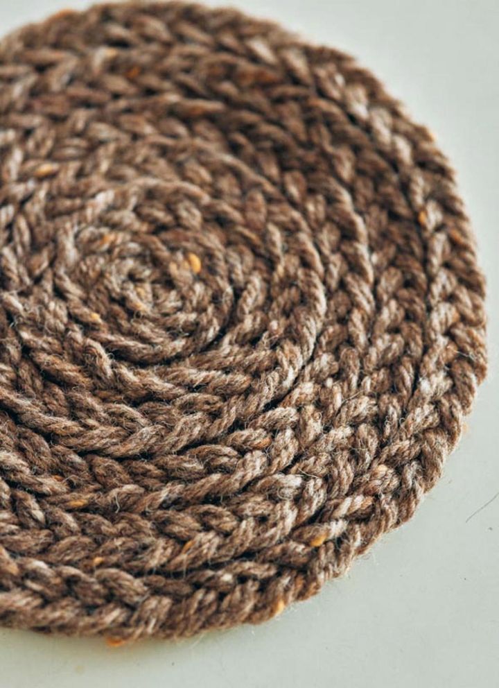 ウールの毛糸をリリアンでひも状に編み、それを巻いて鍋敷きに。