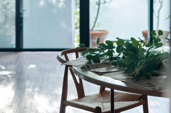 「花材としては枝ものが大好き。今日はユーカリを買ってきました」