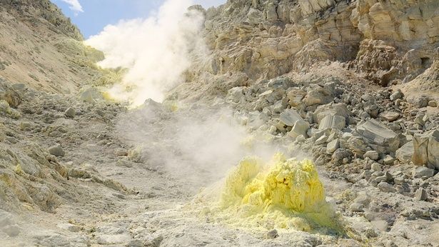 実は硫黄は無臭だった！じゃああの「臭い」の正体は？ （C）てん／PIXTA