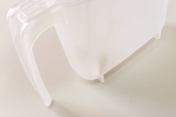 ダイソーの角までフィットしてすくえる調味料ケースは足付き