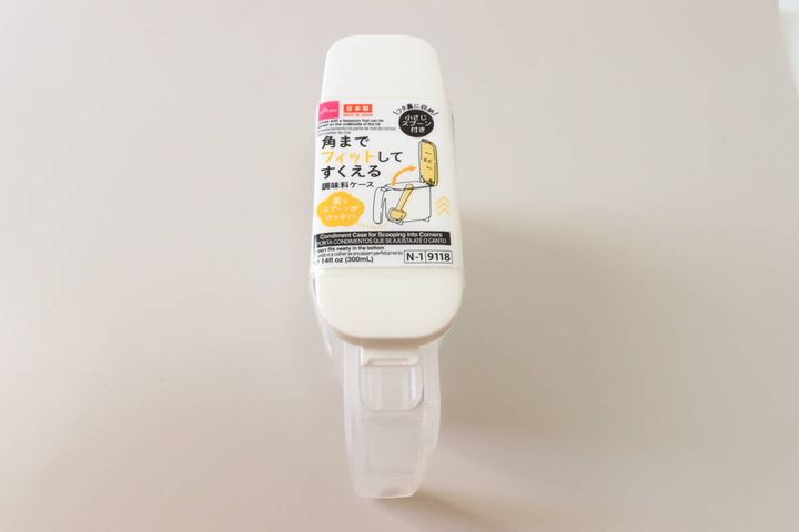 ダイソーの角までフィットしてすくえる調味料ケース 白
