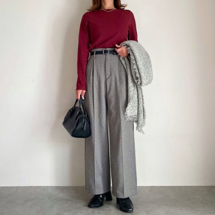 cocaリブボートネックカットソー ワインカラーとグレーパンツコーデ