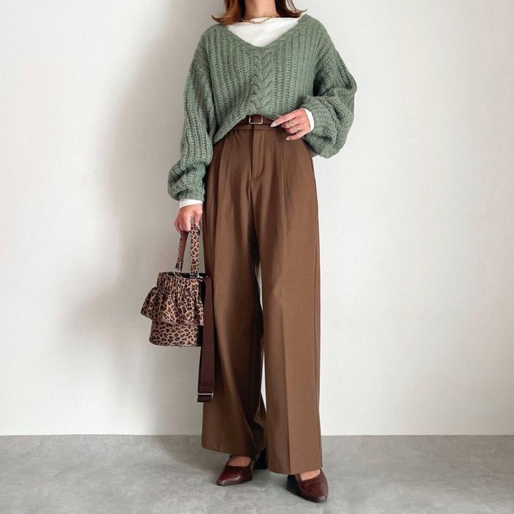 cocaリブボートネックカットソー アイボリーのニットレイヤードコーデ