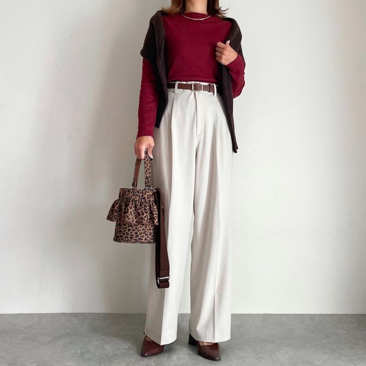 cocaリブボートネックカットソー ワインカラーとアイボリーパンツコーデ