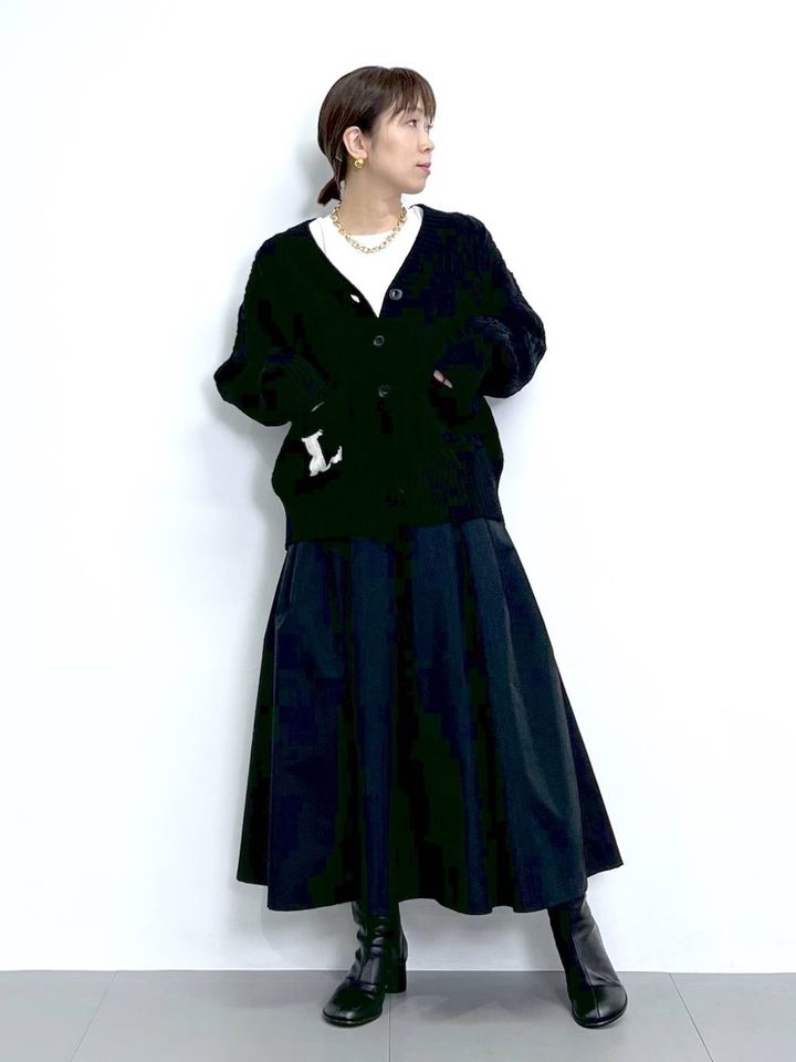 Aラインシルエットは顔まわりに抜け感を