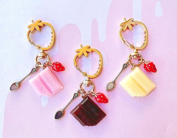 「貴和製作所」では、UV-LEDレジンで作るいちごチョコレートキーホルダーのワークショップを実施