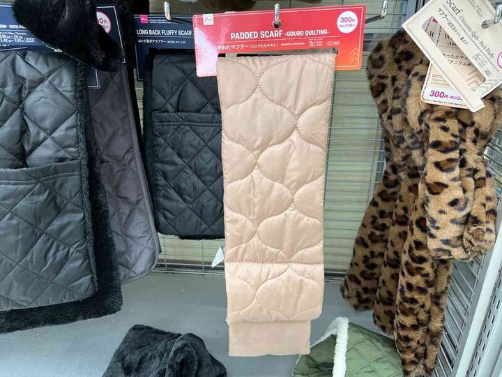 ダイソー「中わたマフラー（ひょうたんキルト）」