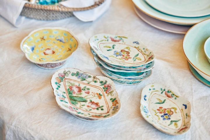 手前の菱形のお皿はフランスの蚕の市で買ったもの。「実家からもらってきた器(積み重ねているもの)とよく似ていて、なんだかうれしくて」。長塚さん宅には、このお皿のほかにも器や調味料入れなど、パリで購入した生活用品がたくさん。「娘と孫がフランスで暮らしていて、ときどき、訪ねるのが楽しみなんです」。