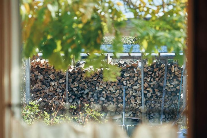 庭の一角に手づくりの薪小屋が。「ここで暮らしていると、なんでもできるようになるんだよ」と、誠志さん。