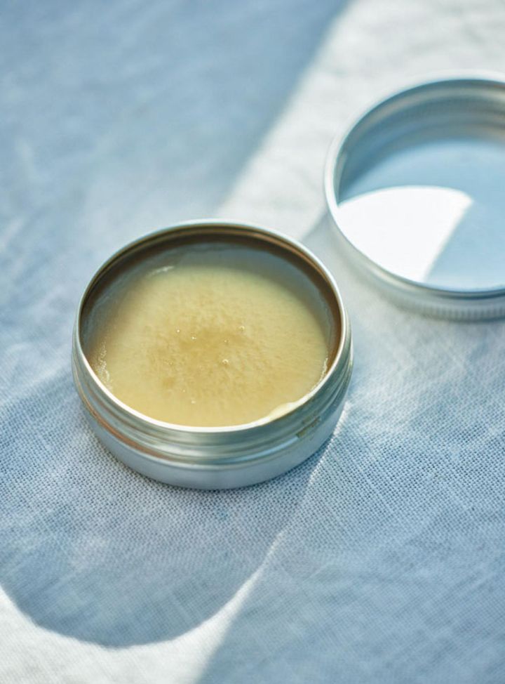 庭で育てたローズマリーを蒸留し、ワセリンと混ぜてつくったクリームは保湿ケアに。「顔は生ハチミツを塗ってから、その上にこのクリームを重ねて塗ります。