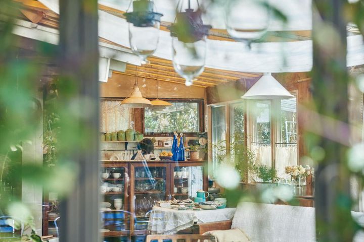 LDKの様子。食器棚の奥がキッチン。要所要所にとりつけられた照明は幾度かの引っ越しを経て現在の家に。物持ちがよく、鍋にいたっては60年愛用しているものもあるのだとか。