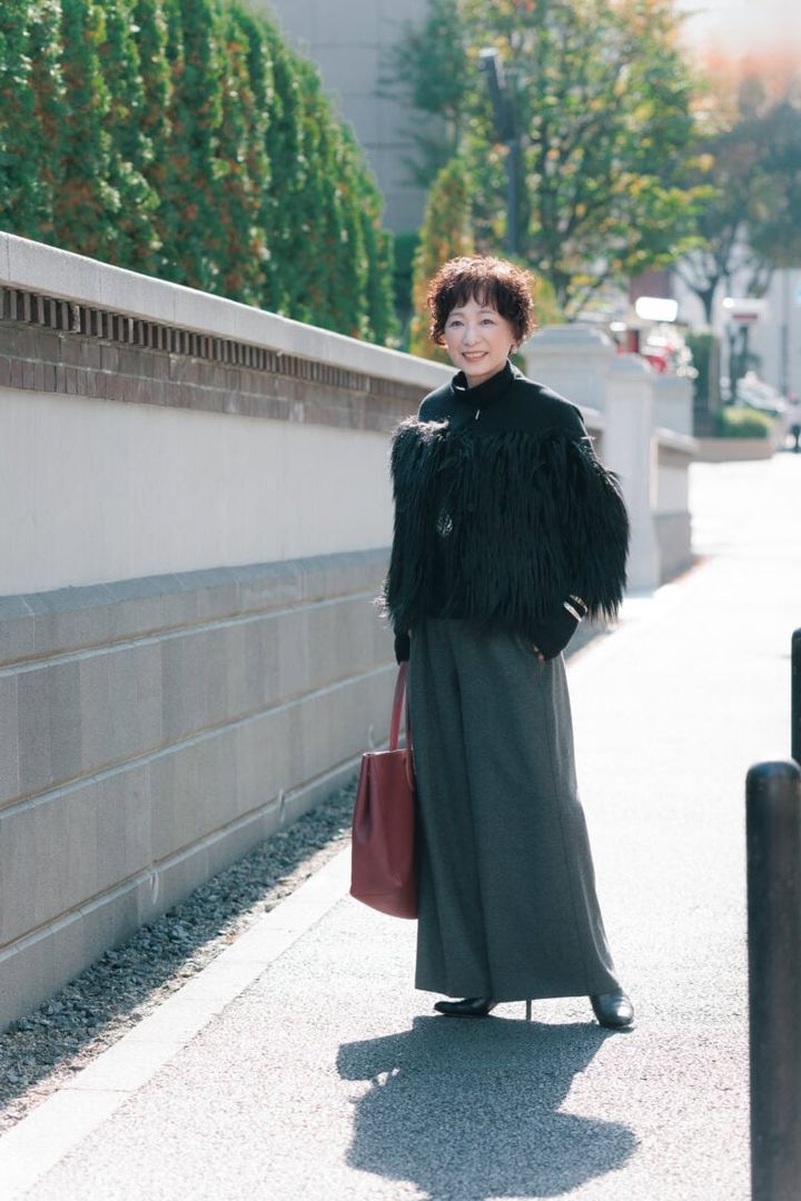 コート／サポートサーフェス、ニット／ヴィンス、アームウォーマー／イレーヴ、パンツ／フォルテ フォルテ、バッグ／イル・ミーチョ、靴／ペリーコ、ネックレス／だいぶ前に購入したため不明、バングル〈シルバー〉／トゥワレグ族のもの、〈ゴールド〉／いただいたもののため不明（すべて私物）