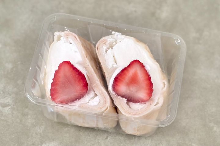 いちご×ふわふわムースが幸せ……♡【ファミマ】に真っ白クレープが登場