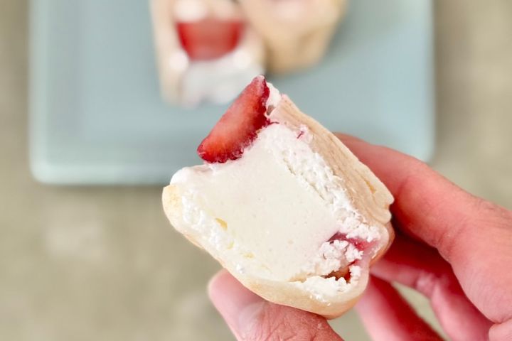 いちご×ふわふわムースが幸せ……♡【ファミマ】に真っ白クレープが登場