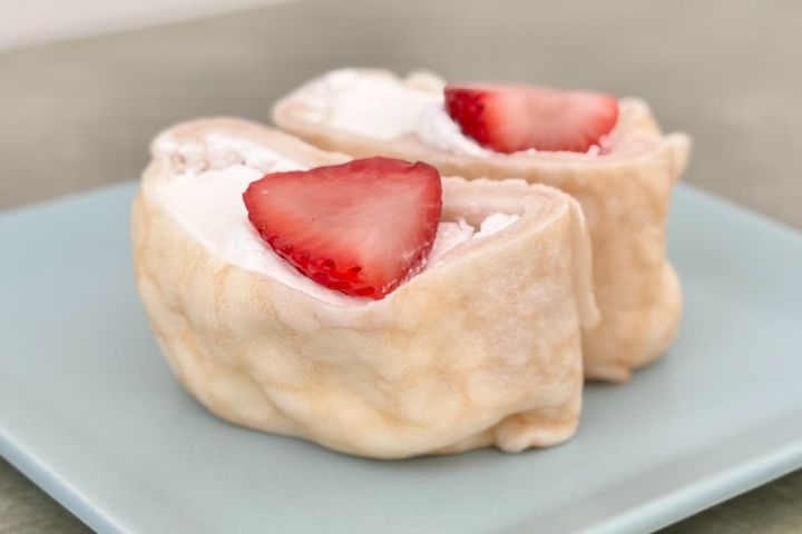 いちご×ふわふわムースが幸せ……♡【ファミマ】に真っ白クレープが登場