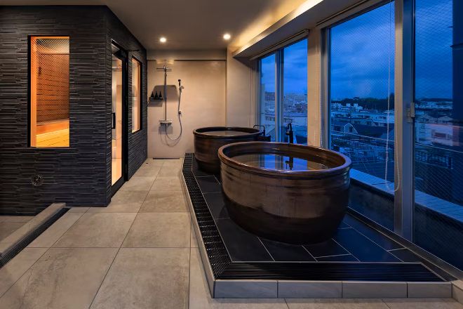 5階 信楽焼の壺風呂バスルーム／Photo：Airbnb