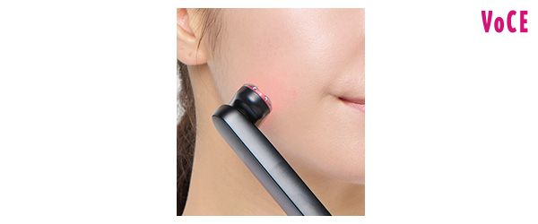 美顔器を投入。潤いを肌に入れ込む