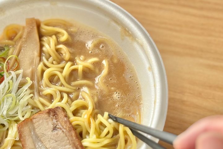 どろっとスープがたまらん！【ファミマ】の麺は中毒性ありのこってり味