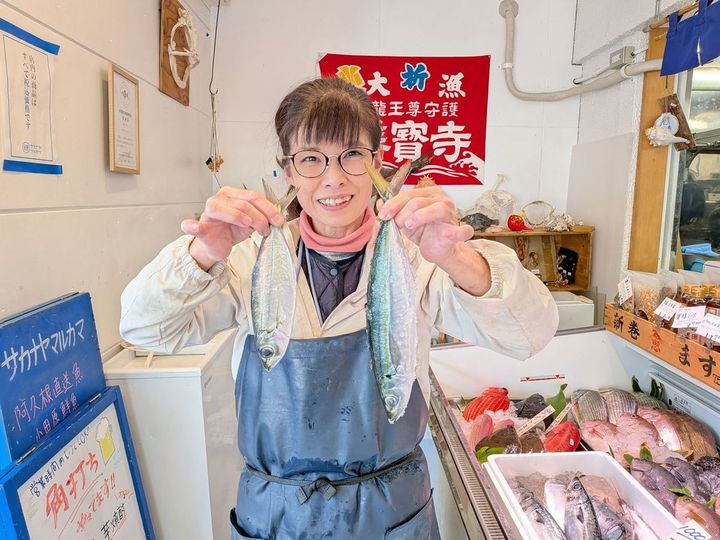 向かって左がメアジ、右がムロアジ。大きさかなり違います。持ってくれているのはマルカマスタッフの中川遼子さん