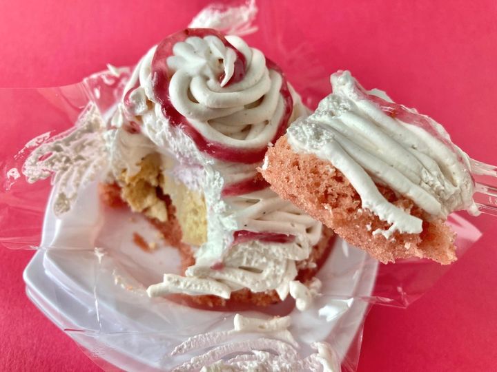 サクサクのメレンゲと甘酸っぱいいちごソースがGOOD！【ファミマ】新作モンブランが美味しい！