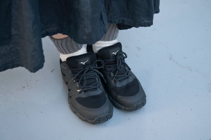 ミズノ×マーガレットハウエルのスニーカーにツートンカラーのソックスを合わせた足もと