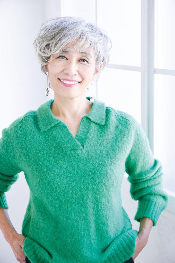 ニット5万7200円／アスペジ（トヨダトレーディング プレスルーム） イヤリング5940円／アビステ