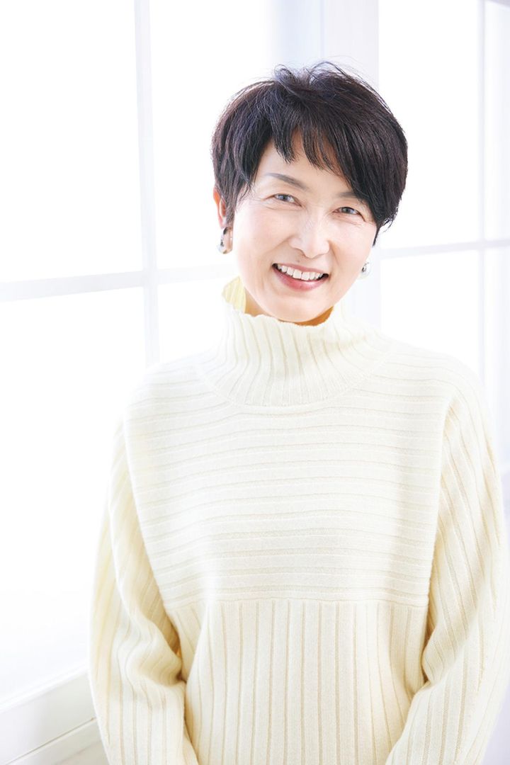 ニット2万2000円／ニューヨーカー（ダイドーフォワード） イヤリング8800円／アビステ